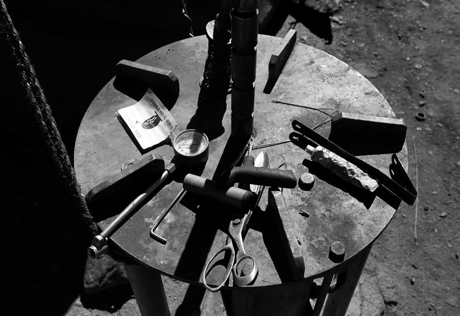 11_worker'stools.blackandwhite.india.jpg